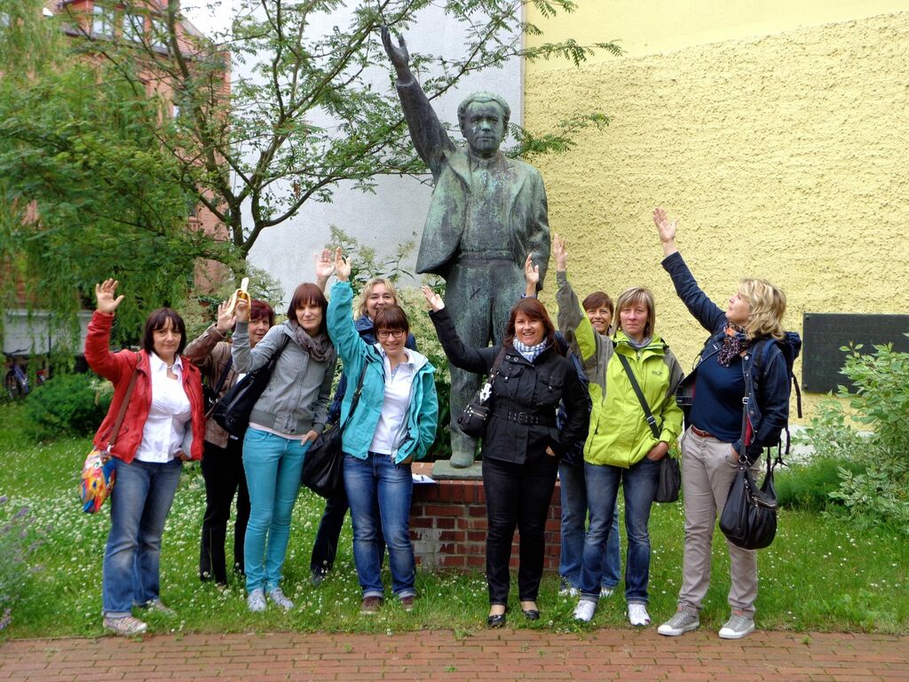 Gruppe bei einer GPS-gefuehrten Erkundung der Zeitreise-Manufaktur