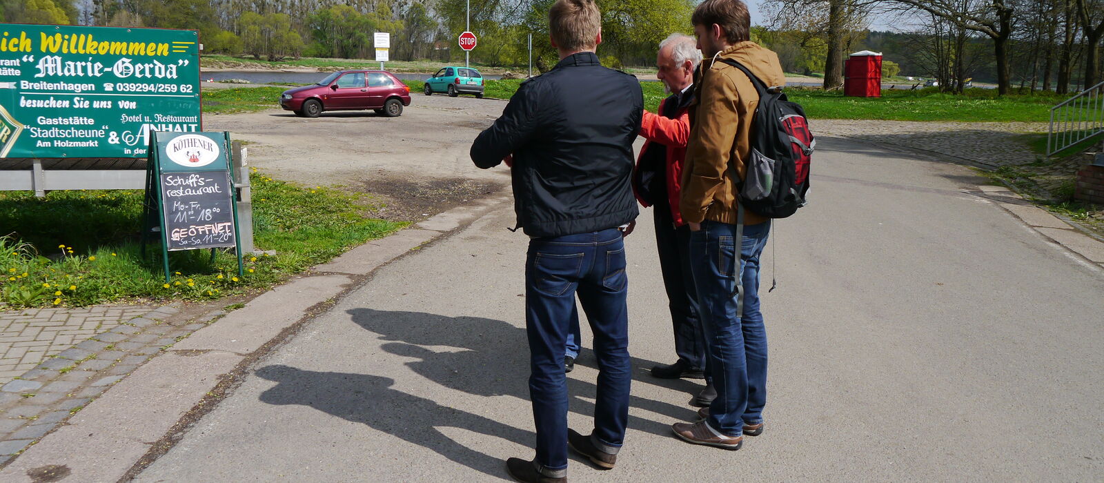 Gruppe an einer Informationstafel bei einer GPS-geführten Erkundung