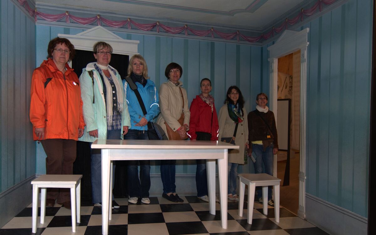 Besuchergruppe in einer historisch eingerichteten Museumsstube