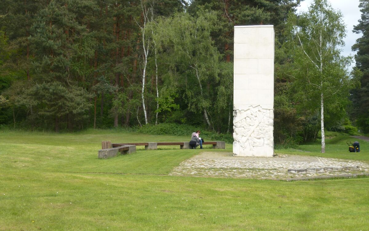 Gedenkstele mit Relief auf dem Gelände einer Gedenkstätte