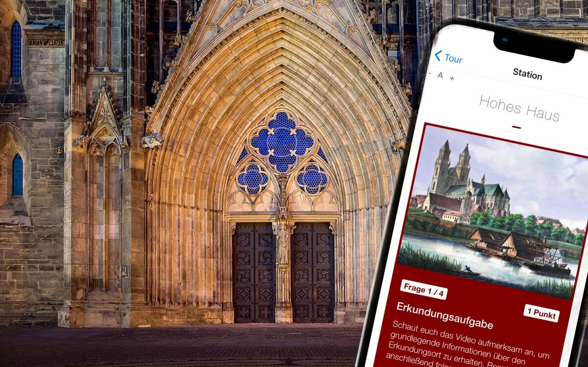 Smartphone mit der NAVIGATE-App vor dem Portal des Magdeburger Doms