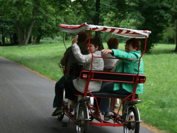 Gruppe auf einem Konferenzrad während einer Geocaching-Tour