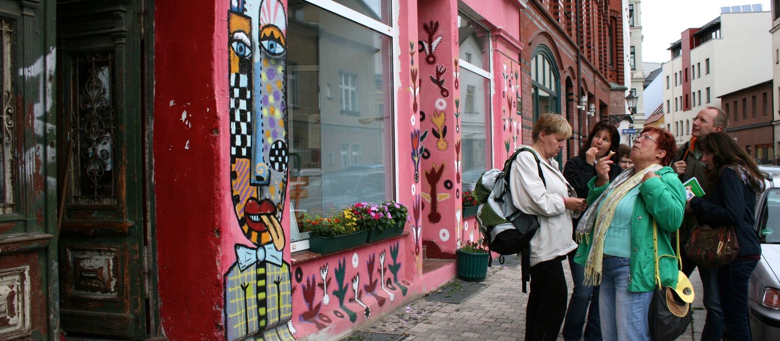 Teilnehmergruppe einer Stadterkundung in einer Magdeburger Straße