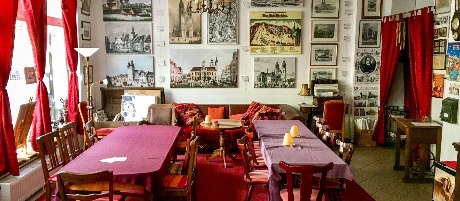 Arbeits- und Sammlungsraum der Zeitreise-Manufaktur mit historischen Stadtansichten an den Wänden